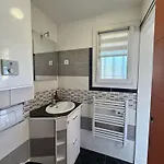 Cosy Avec Grande Terrasse Proche Et דירה *